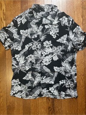 Express Men’s Black Tropical Floral Short Sleeve Shirt
